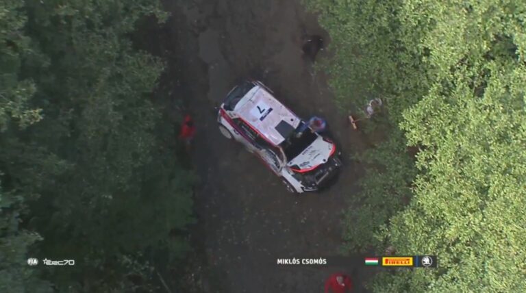 Videón Csomós Mixiék hatalmas esése a Rally Hungaryn