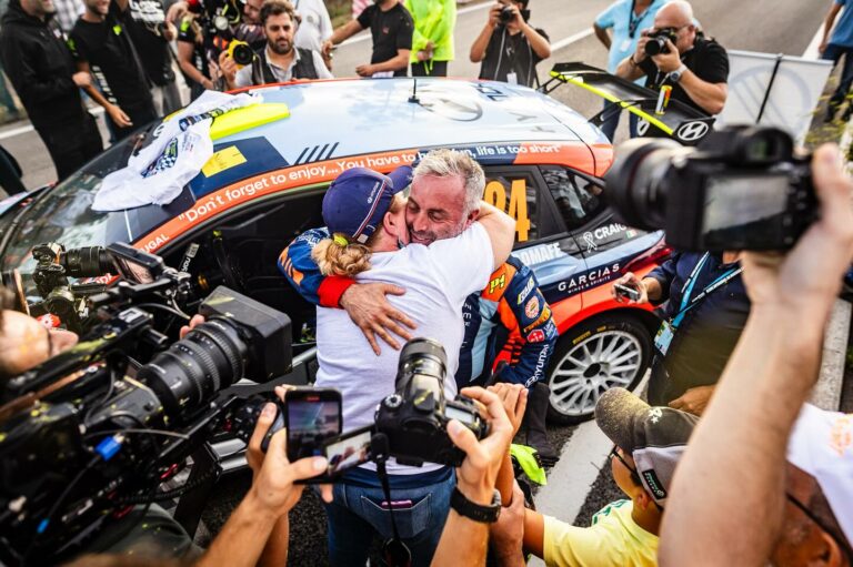 Meeke nyerte a portugál szezonzárót, Breen egykori csapattársa lett a bajnok