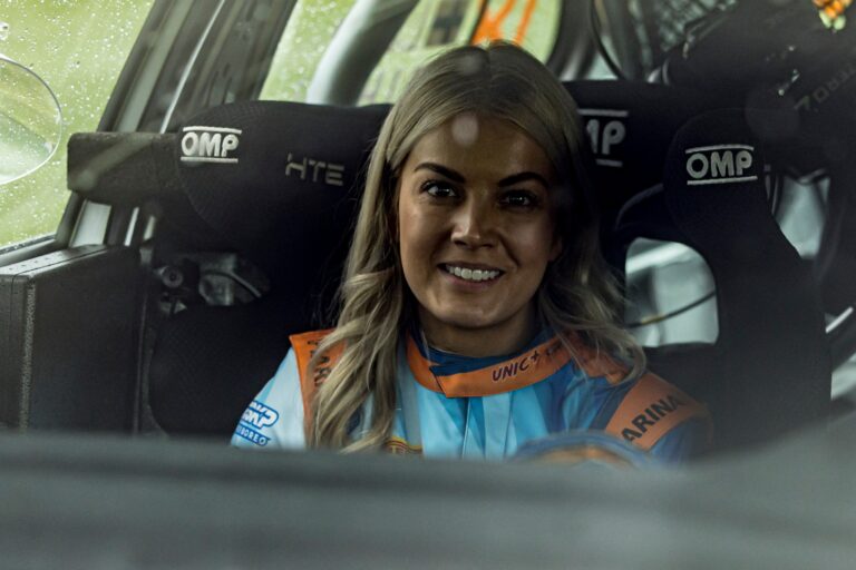 Janni Hussi: A TV kamerák és rádió mikrofon elől a WRC-be
