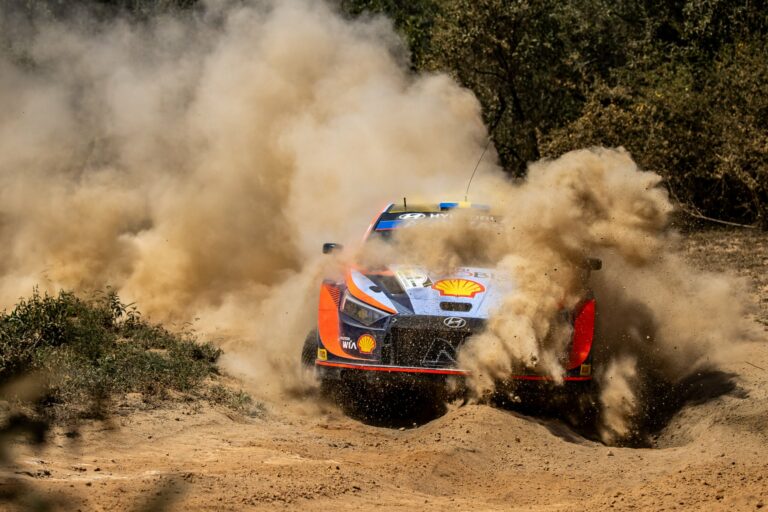 Amikor a rally pilóták nem látnak ki az autóból, mégis határon vezetnek (videó)
