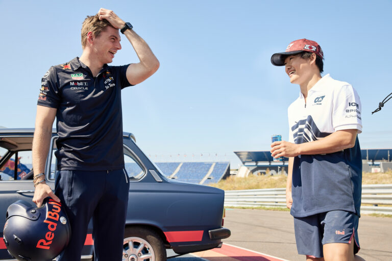 Verstappen igazi arca: így szerettette meg ellenfelével a népszerű alkoholos italt