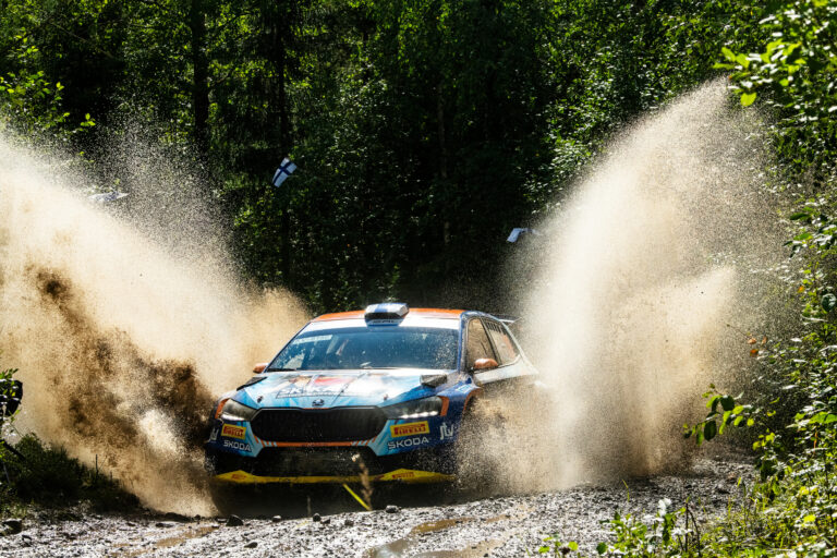 Egy balesetben megsérült a korábbi WRC3-as világbajnok, vége a szezonjának