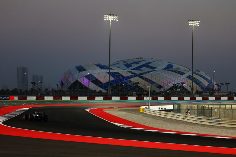 Az F1 egyik legnagyobb botrányát idéző probléma miatt változik a katari hétvége menetrendje