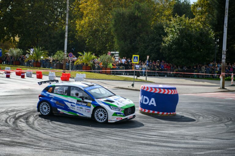 Így cserélt kereket Michelisz a Rally Hungaryn, miután a Hyundai WRC-pilótái is üzentek neki (videó)