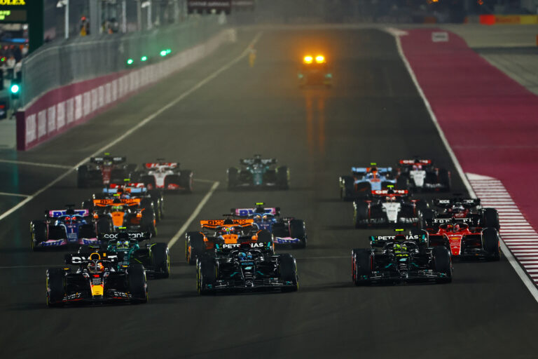 Az egyik Ferrari el sem tudott rajtolni, Verstappen simán nyert, a két Mercedes ütközött Katarban