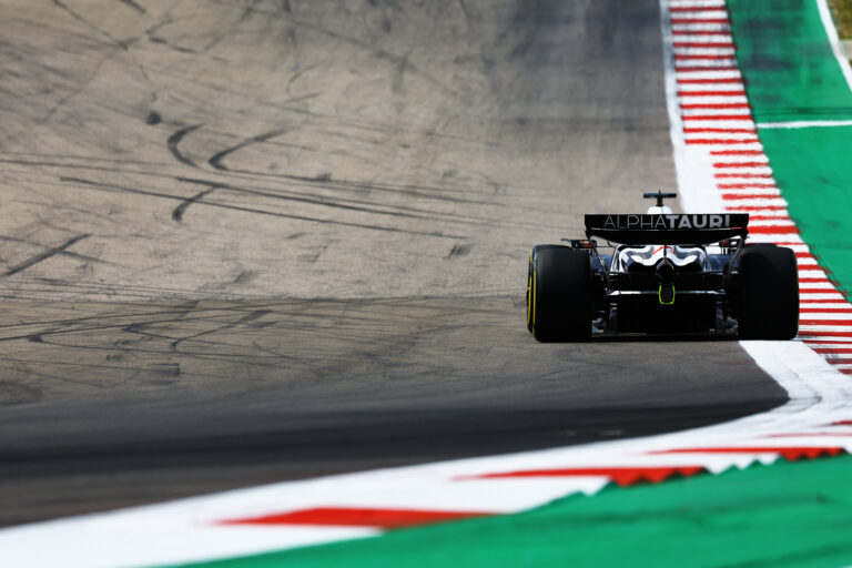 A videó, amely megmutatja, hogy korántsem épült fel teljesen kéztöréséből az F1-es pilóta