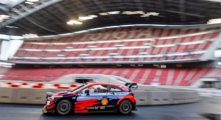 Lindholm megautóztatta a Hyundai felsővezetését Japánban egy korábbi WRC-vel