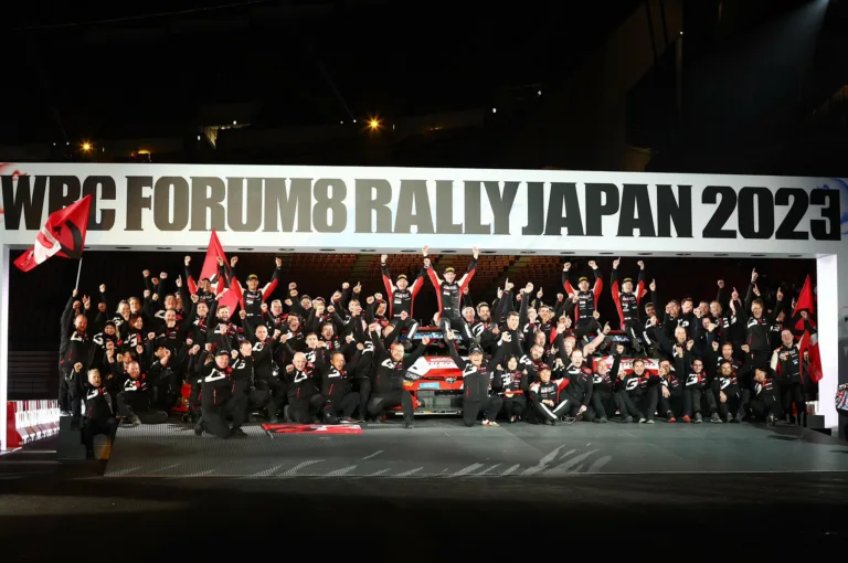 Özönvíz, vakon vezetés, havazás, hármas Toyota siker – A Japán Rally videós összefoglalója