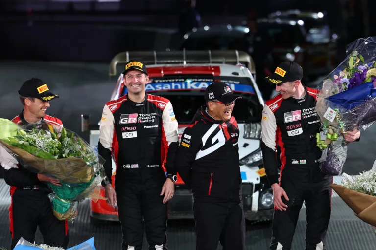 Dalra fakadt a Japán Rally sajtótájékoztatóján a Toyota csapata, még Akio Toyoda is (videó)
