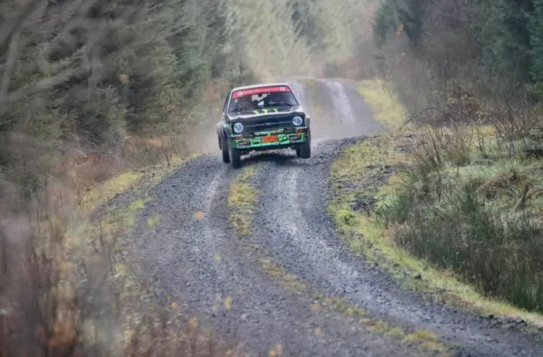 Oliver Solberg hatalmas előnybe került a R.A.C. Rallyn, kiesett legfőbb riválisa