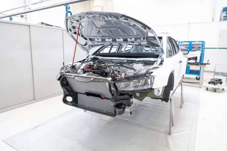 Bepillantás a Skoda Motorsport kulisszái mögé – A versenyautó megépítése és eljuttatása az ügyfelekhez