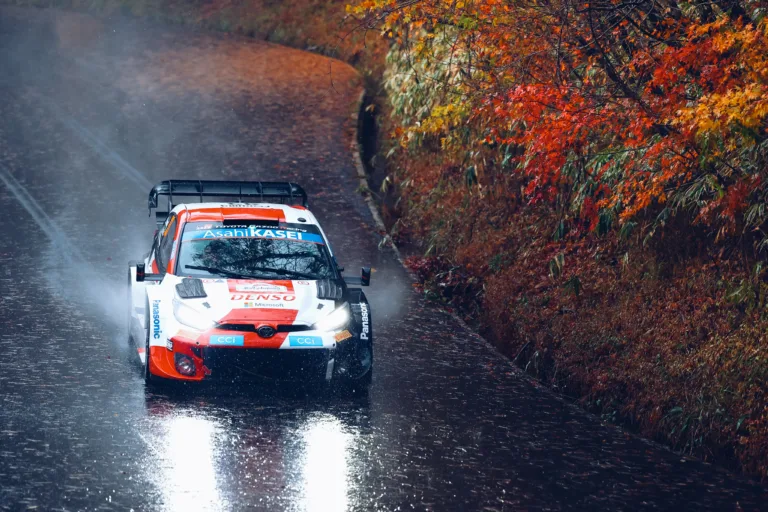 Japán Rally 1. nap: Autótemető, özönvíz és hármas Toyota vezetés, eldőlt a bajnokság 2. helye