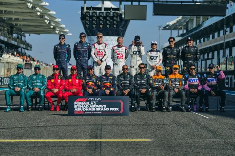 Az idei szezonzárón is együtt vacsoráztak az F1-es pilóták, de most 7-en is hiányoztak (fotó)