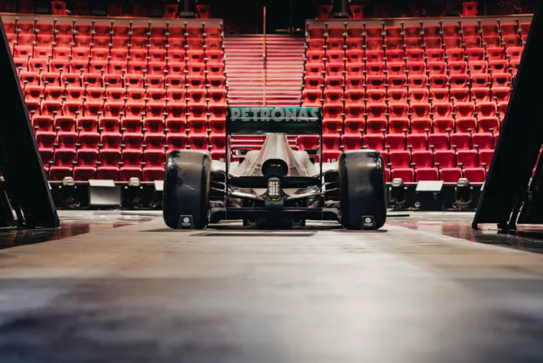 Hamilton autója lenyomta Schumacher legendás Ferrariját, elképesztő összegért kelt el