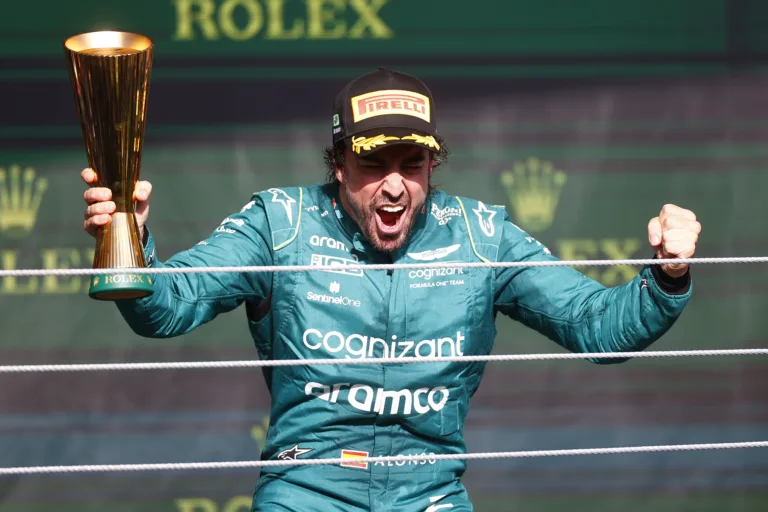 Verstappen verseny közben Alonso és Pérez csatáját nézte, majdnem rá is fázott