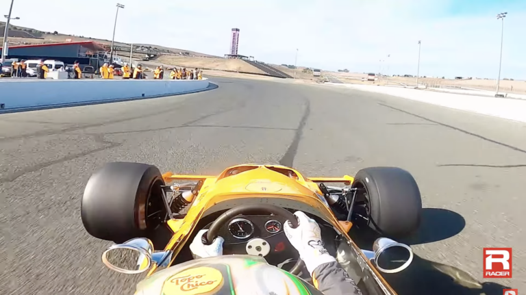 Ilyen belülről, amikor vérbeli profik hajtanak meg 40-50 évvel ezelőtti F1-es autókat (videó)