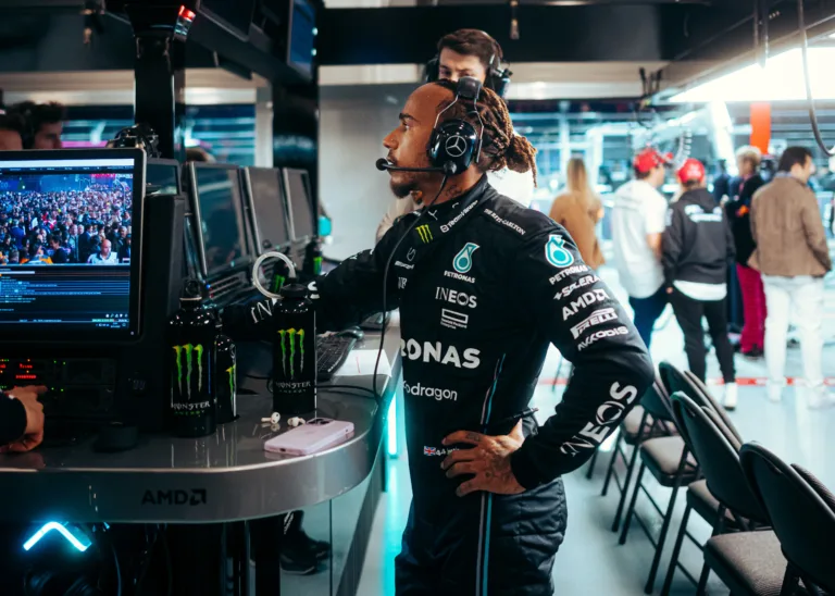 Hamilton szimulátorozás helyett kémkedik a Mercedesnek;  kérdés, mekkora szükség van erre