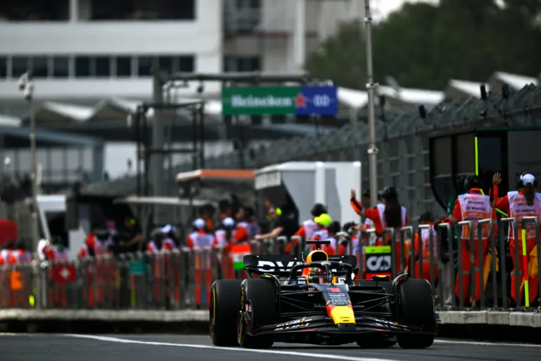 A mexikói „dugó” után szigorított az FIA, Verstappenéknek jobban kell vigyázniuk