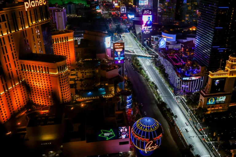 Birtokháborítás, rendőri felszólítás, mozgólépcsőn trükközés – ezért kellett elküldeni a nézőket Vegasban