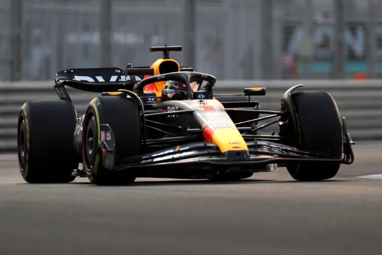Verstappené a rajtelsőség, egy Ferrari és egy Mercedes is korán kihullott