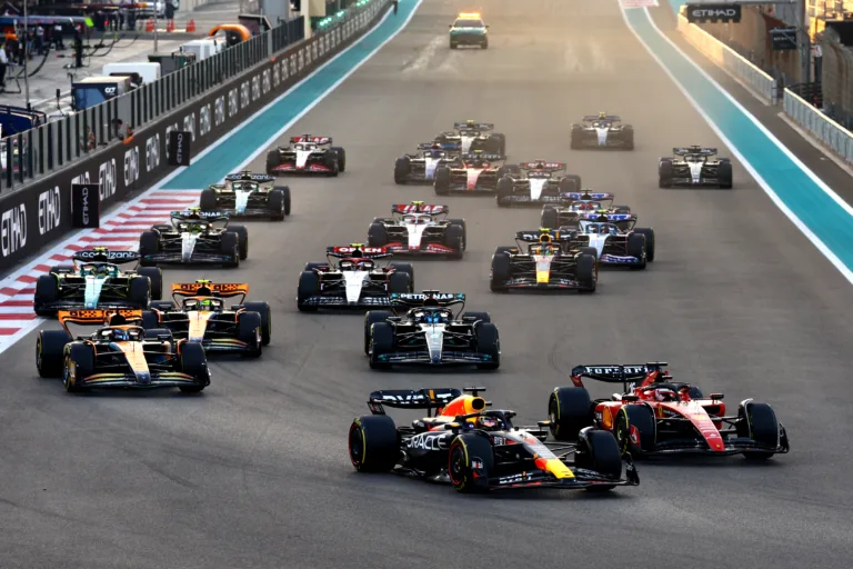 Verstappen az idén utoljára nyert; 1,125 másodpercen múlt a Ferrari konstruktőri második helye