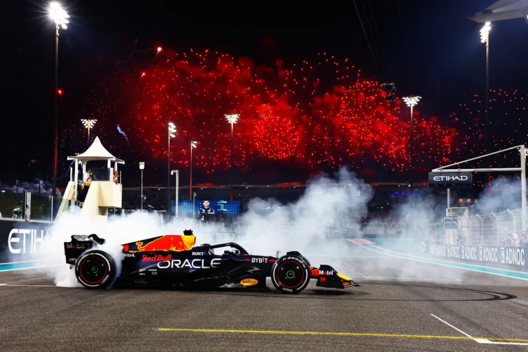 A Red Bull direkt lassabb taktikát adott Verstappennek, hogy egyedülálló mérföldkövet érhessen el