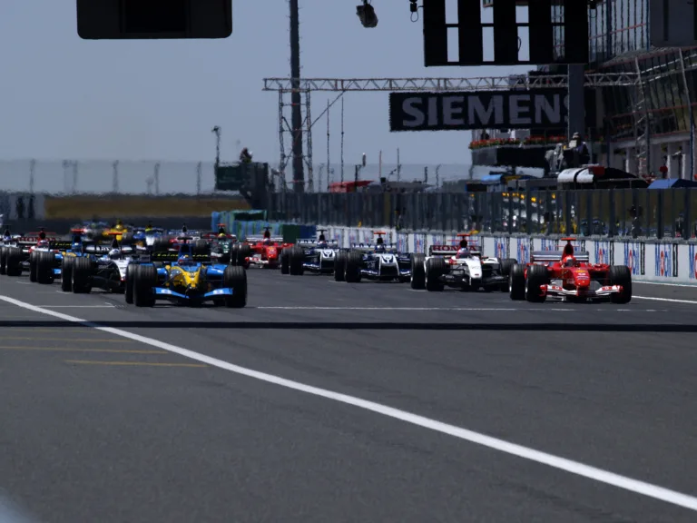 Alonso és Schumacher első nagy csatájának mellékzöngéjét idézte Pérez vegasi bealvása (videó)