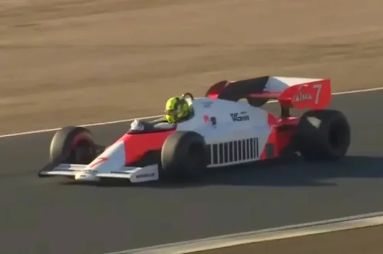 Prost autóját vezette az F1-es pilóta, Häkkinen és Senna McLarenje is pályára gurult (videók)