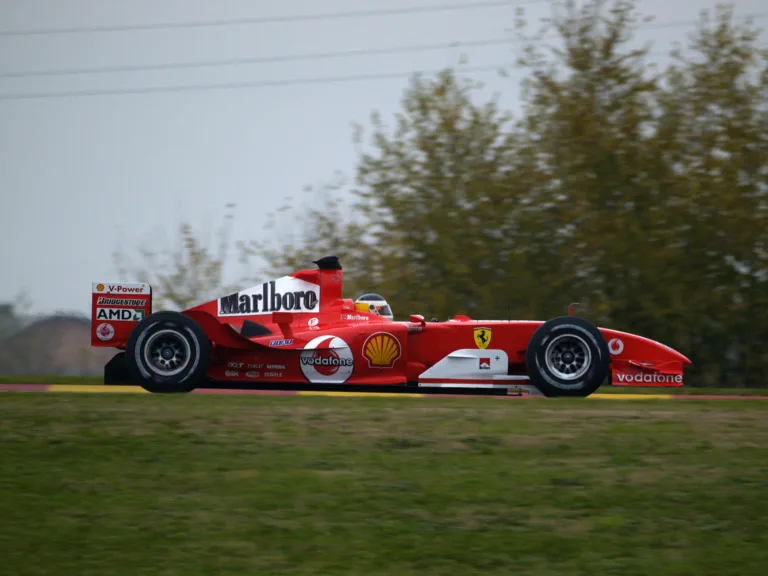 Ez még Vettelnek sem adatott meg: a Ferrari-legenda a világverő F2004-est vezethette