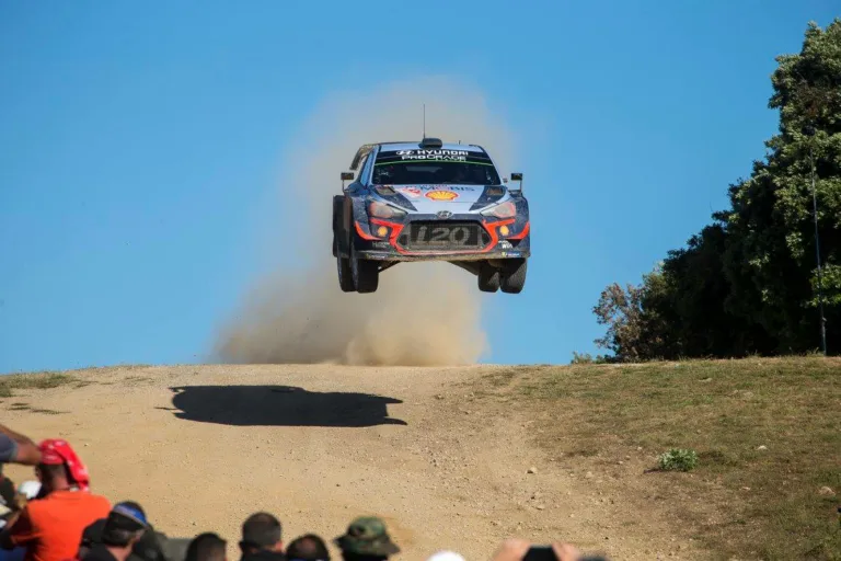 Neuville és Ogier késhegyre menő csatát vívott a WRC történetének egyik legszorosabb versenyén (videó)