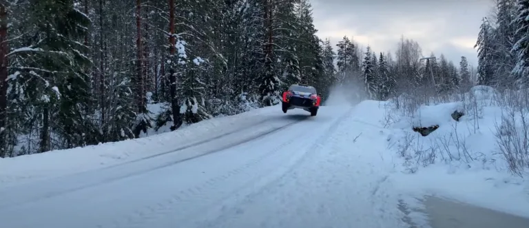 Neuville komoly ugratásokkal fejezte be a Hyundai utolsó idei tesztjét (videó)
