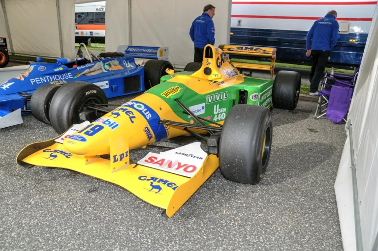 Heinekent böfögve, másnaposan vezetett F1-es autót, amikor Schumacher tanácsa majdnem kinyírta