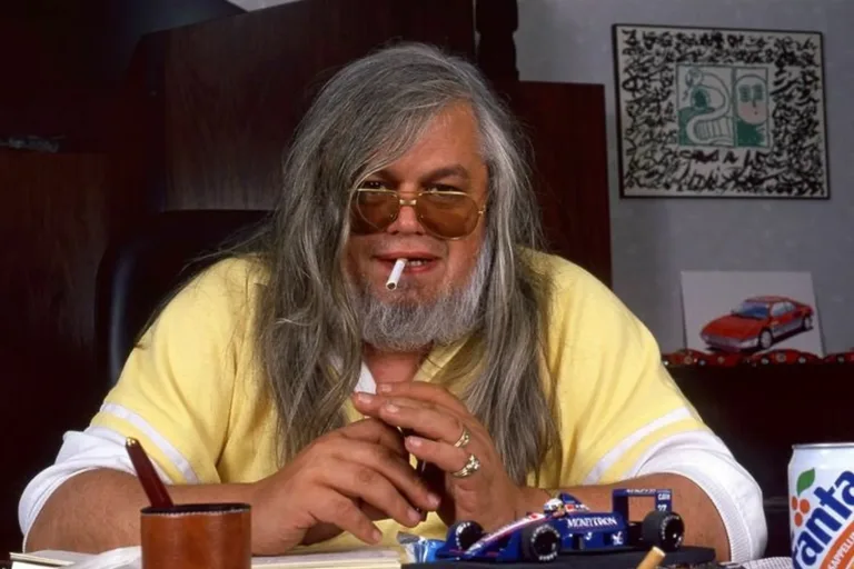 „Félig a parlamentben, félig a börtönben” volt a csapattulajdonos, aki az utcán gyújtotta fel autóját