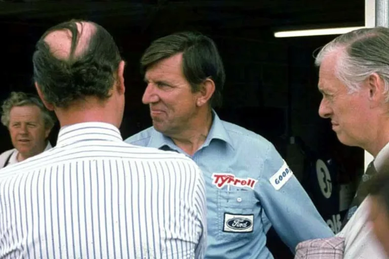 Ecclestone lefizette az F1 legendás csapatfőnökét, hogy lökje bele a medencébe kollégáját