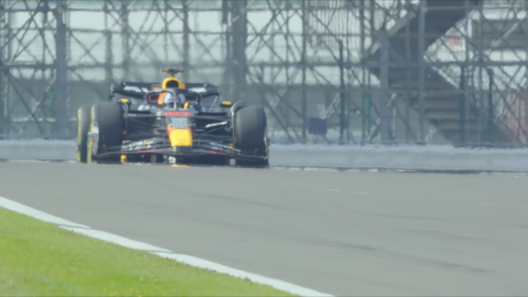 Elképesztő lehetőség: 52 éves veterán vezethette Verstappen 2023-as autóját (videó)