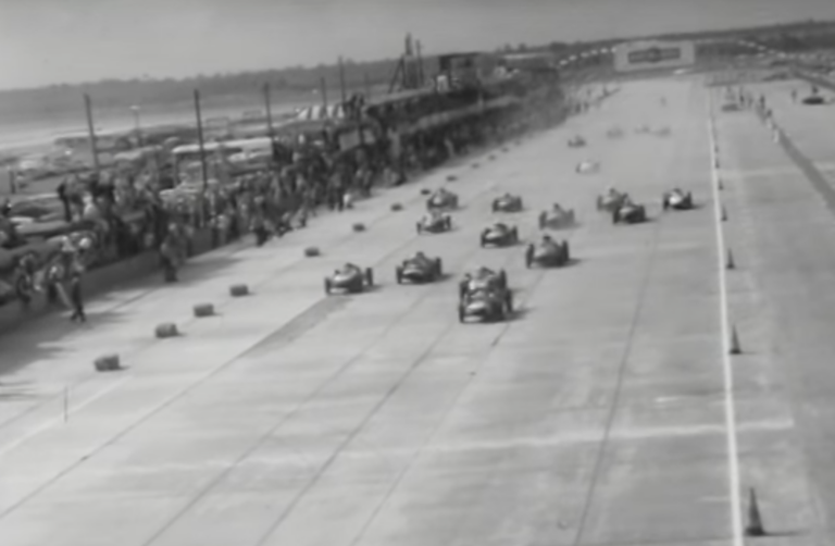 Autóját tolva nyert vb-t az F1-es pilóta, míg csapattársa 46 évig fennálló rekordot állított fel