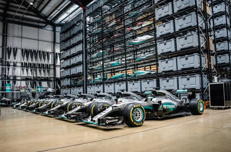 A 400 millió forintos baleset roncsait is elrakta a Mercedes Schumacher és Hamilton autói mellé (fotó)