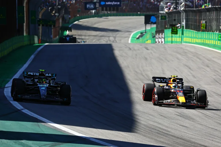 Több mint két éve nem nyert futamot, de Hamiltonnak „nem sokat érne” a Red Bull-os ülés