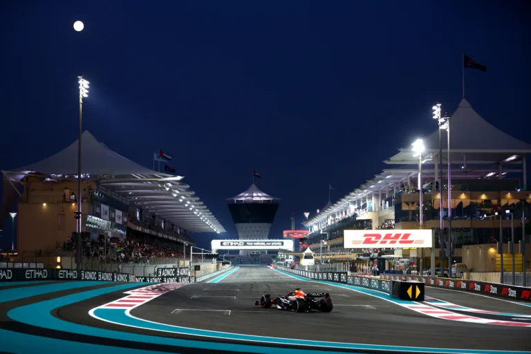 Hamilton is tett azért, hogy Verstappen ne döntse meg Schumacher és Räikkönen csúcsát