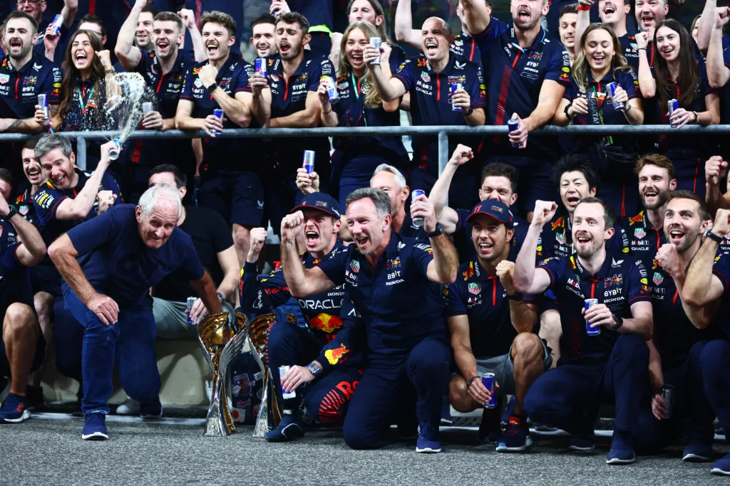 Max Verstappen, Christian Horner, Sergio Pérez, Red Bull, ünneplés, csapatkép, Abu-dzabi Nagydíj