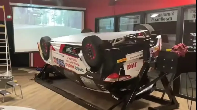 A rallyszimulátor-központ, ahol célszerű a biztonsági öv használata is