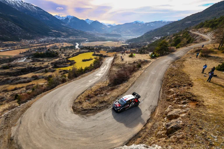 Ogier: Le a kalappal Neuville Montén nyújtott teljesítménye előtt