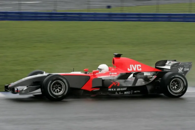 A női riportert kerékcserénél bevető csapatnál tesztelt Valentino Rossi első nagy riválisa (videó)