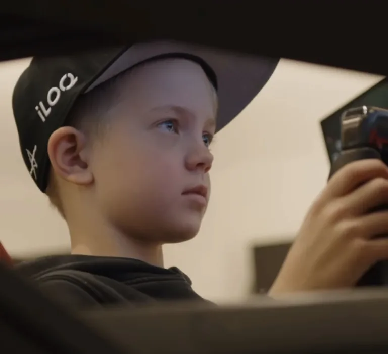 Kimi Räikkönen fia Maranellóban szimulátorozott, apja F1-es Ferrariját is kipróbálta (videó)