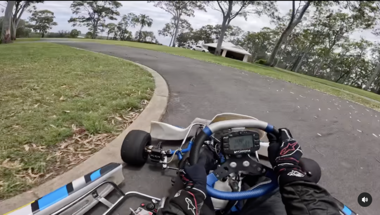 Teljesen beteg, ahogy a motoros legenda F1-be készülő fia a kertben száguldozik (videó)