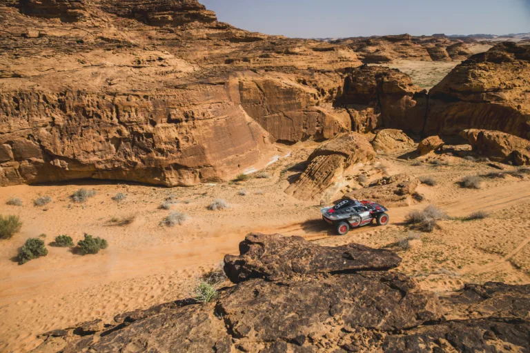 Meglepetések és balesetek a Dakar első napján – Loeb és Al Attyiah máris sokat veszített