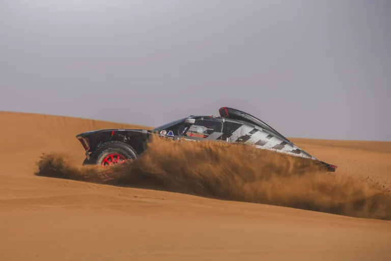 Peterhansel nyert és történelmet írt a Dakar második napján