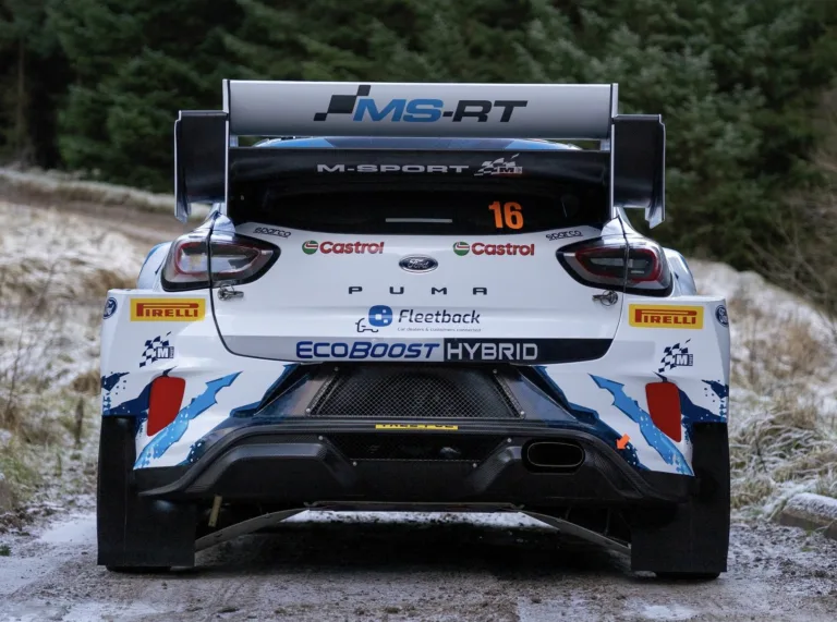 Az M-Sport fehér alapszínre váltott