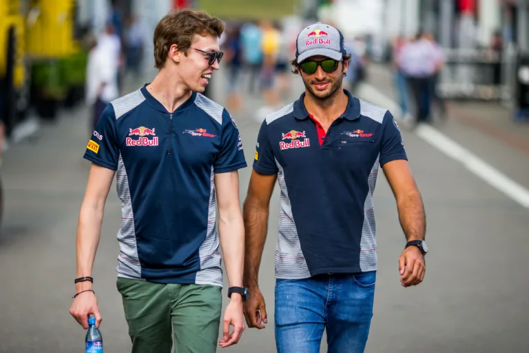 Szüleiknek kellett lenyugtatniuk Sainzot és korábbi csapattársát, amikor a nagy célért küzdöttek