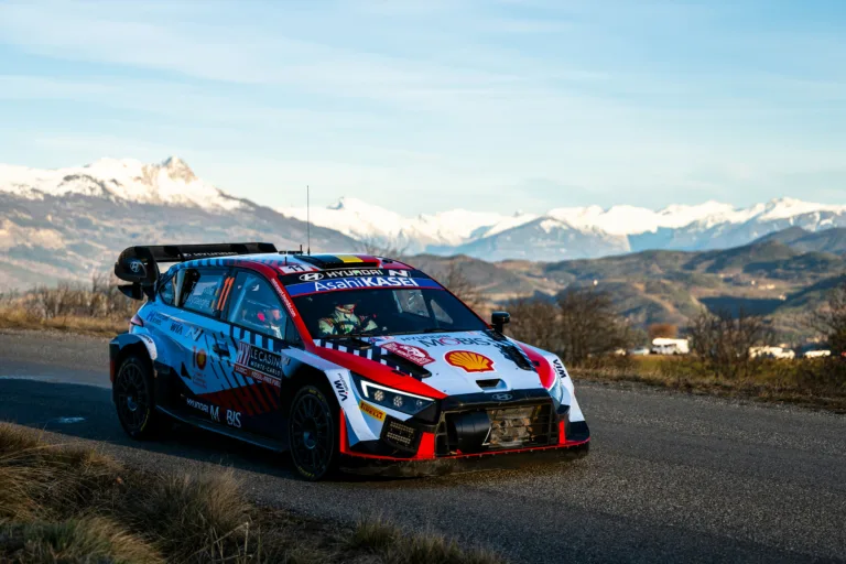 Neuville hatalmas csatában nyerte a Monte első részét Ogier előtt